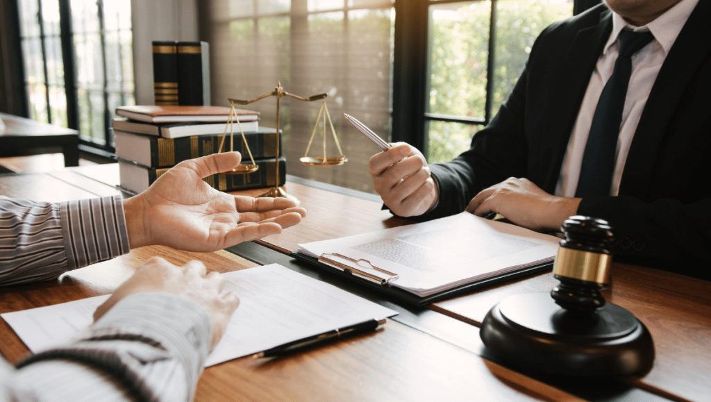 وکیل پایه یک دادگستری کیست؟ وکیل مرجع- سال 1405